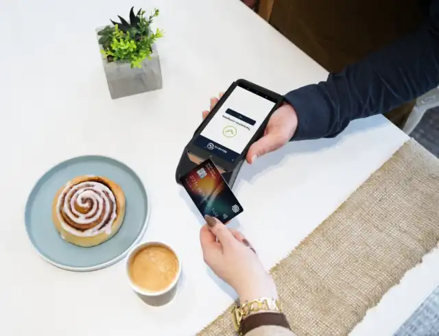 Restaurant contactless payment at the table